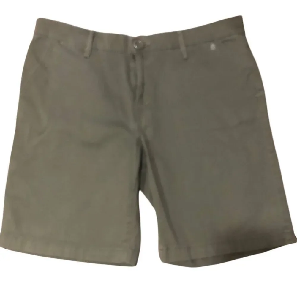 Levi’s olive green flat-front chino shorts. Button and zip fly closure, belt loo